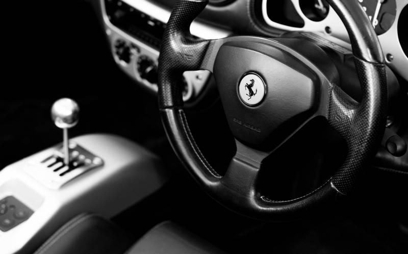 Assurance super car Ferrari à Saint-Tropez : Protection sur mesure avec Allianz